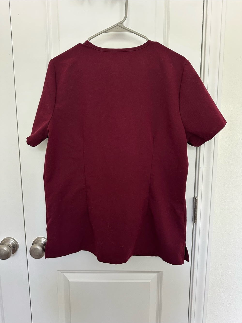 FIGS Casma Three-Pocket Scrub Top in Burgundy - Picture 3 of 4